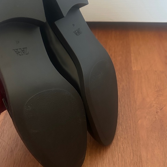 Zara Merlot Loafers with Gold Chain Detail - Picture 4 of 5